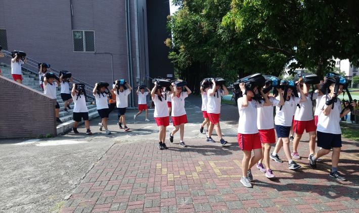 中山國中學生參與地震防災初期緊急避難演練