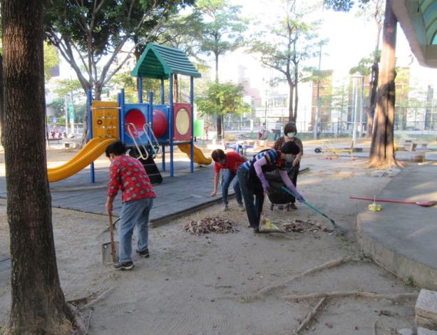志工清掃兒童遊戲區落葉