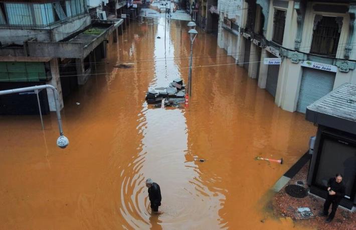 巴西南部洪災增至57死 7萬人撤離家園