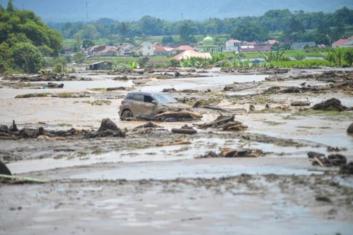 印尼西部暴洪增至67死 逾3300人撤離