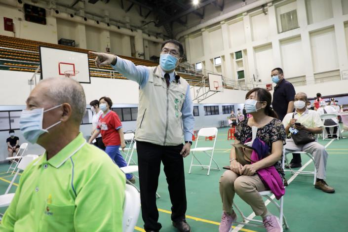 台南市新營大型接種站環境舒適音樂悠揚 黃偉哲盼藉此提高民眾施打意願3
