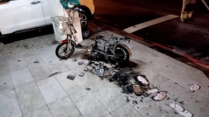臺南市東區電動自行車燃燒後情形