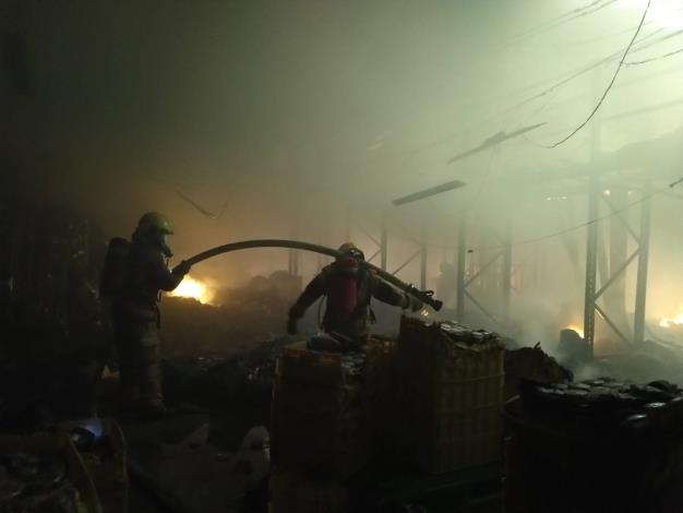 鐵皮食品倉儲火災殘火處理情形