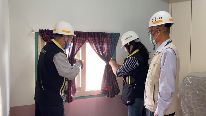 台南市服飾設計職業工會理事長李仁耀幫鹽水區案家安裝窗簾