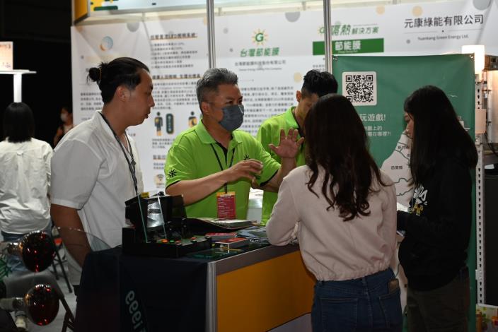 台灣節能膜科技股份有限公司於現場展示玻璃、隔熱紙體驗機，讓民眾親自體驗高隔熱、高透光的節能產品
