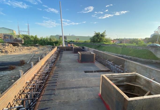照片三  「麻豆區苓子林抽水站設備更新應急改善工程」施工中