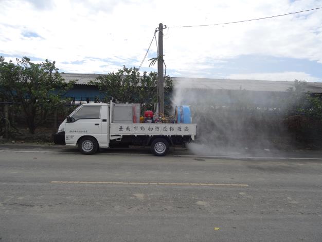 圖一、南市動保處消毒車進行養雞場周邊道路噴霧消毒。