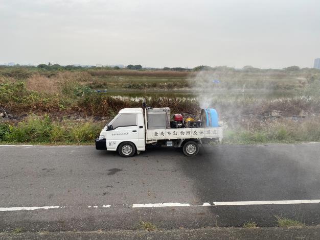 圖一、動保處派遣消毒車對濕地保護區周邊區域進行消毒