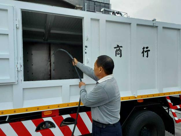 圖一、動保處人員查驗化製原料運輸車輛防漏密閉設施有無完善。