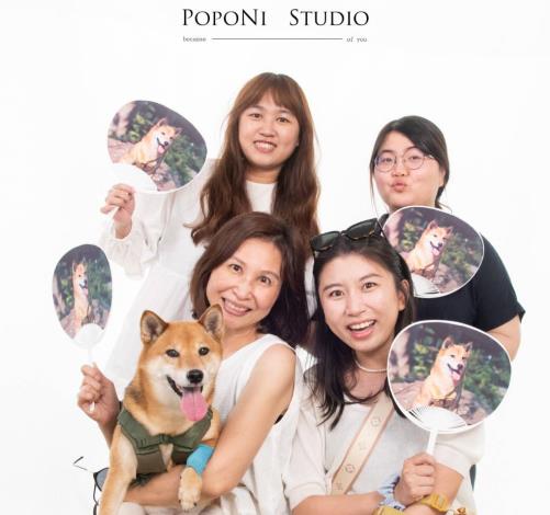 圖四、Poponi Studio寵物攝影工作室幫飼主與寵物拍攝留念。
