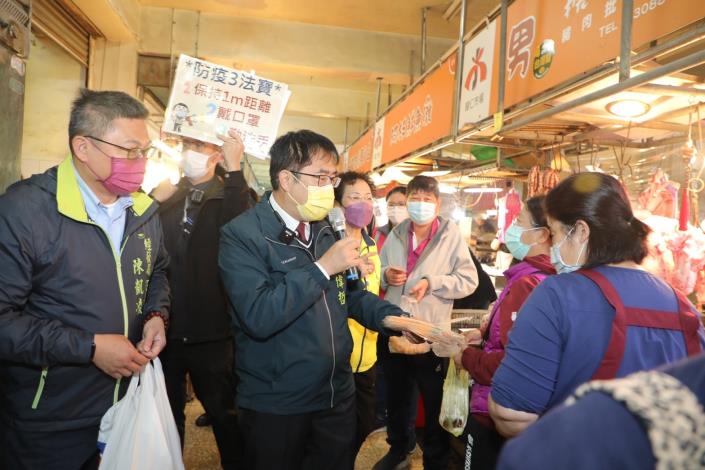 台南市長與經發局長至傳統市場關心攤商營業狀況
