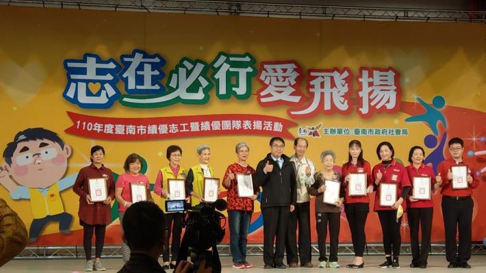 廉政志工謝幸枝(左二)榮獲「金質獎」績優志工