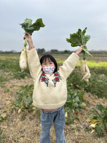2023年赤山堡農在一起食現未來，帶著孩子一起享受快樂的拔蘿蔔樂趣吧! 