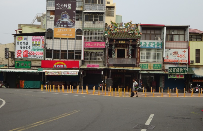 由鹽水市中心向外輻射的三條主要道路---中正路、朝琴路、三福路,是鹽水在早年商港時期最繁華的商業區,路的兩旁林立著歷史悠久的商業建築,今日被稱為「老街」區域。當時的市中心在今日中正路的路頭,即伽藍廟前的廣場。