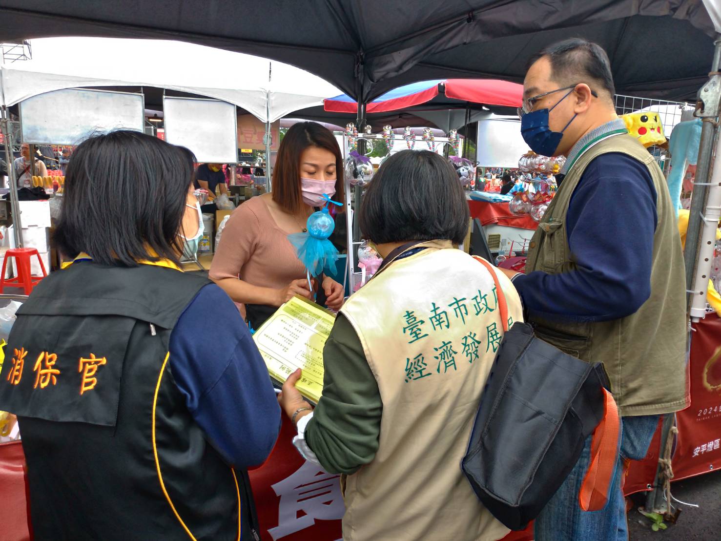 南市府聯合稽查安平燈區美食市集 民眾開心賞燈享美食