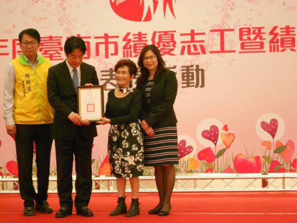 恭喜本所志工陳李紀英老師榮獲105年度臺南市志願服務獎勵金質獎
