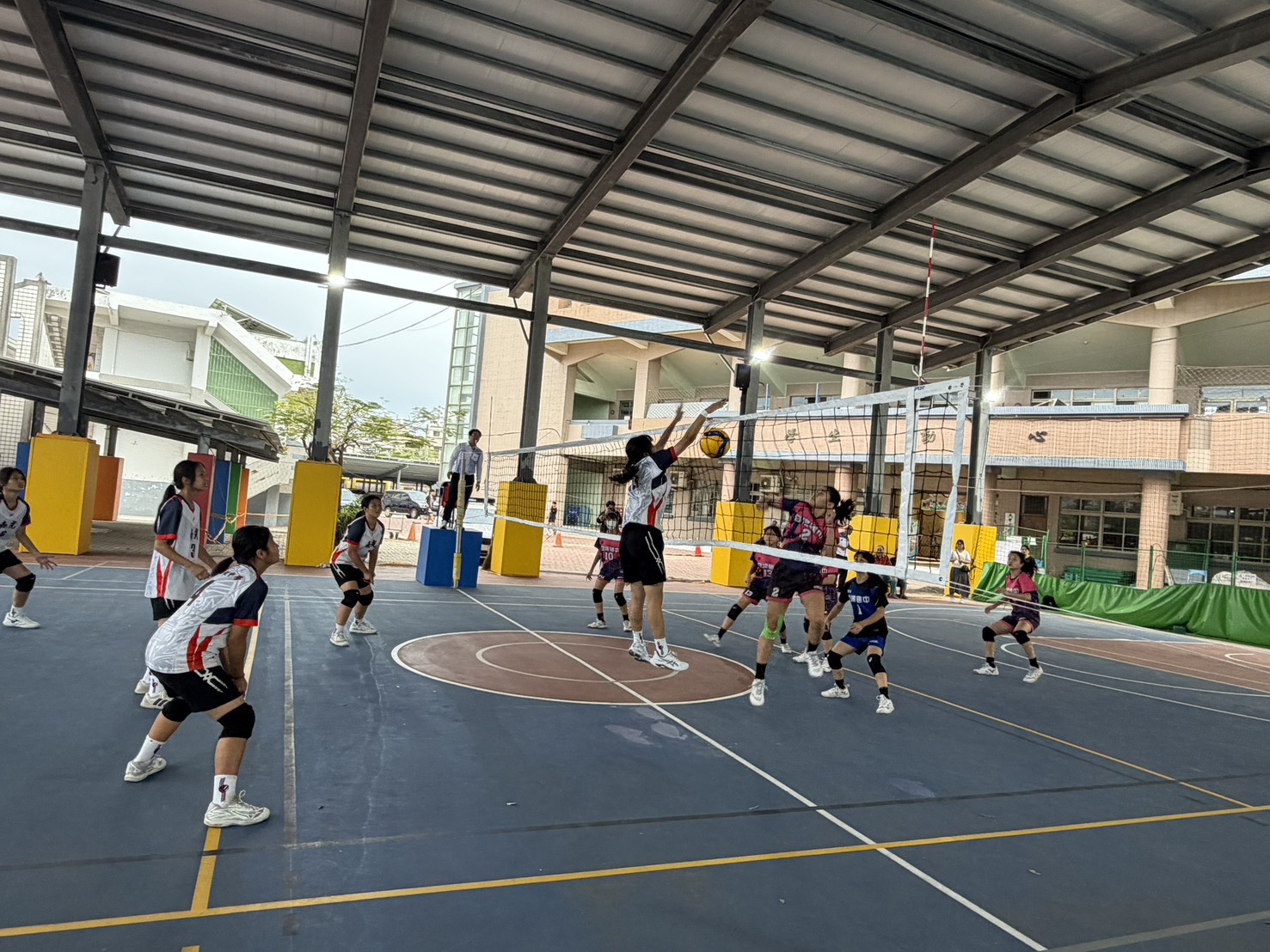 臺南市中小學排球對抗賽熱鬧登場  逾500選手同場競技