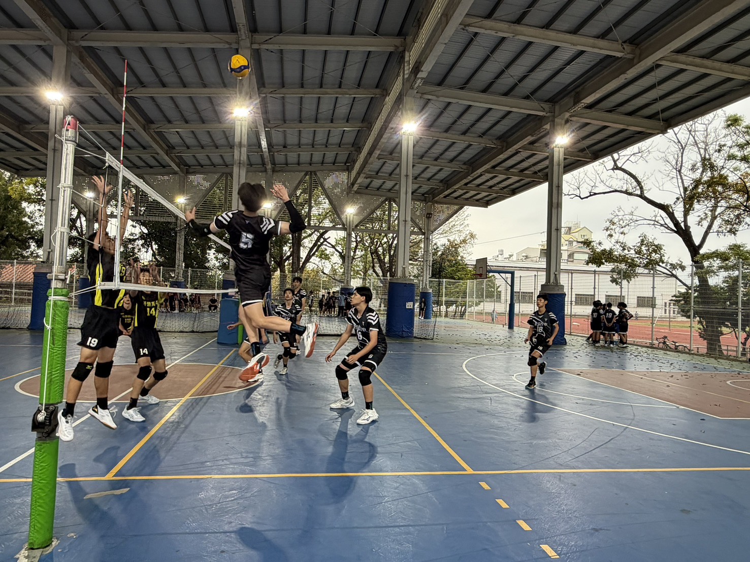 臺南市中小學排球對抗賽熱鬧登場  逾500選手同場競技