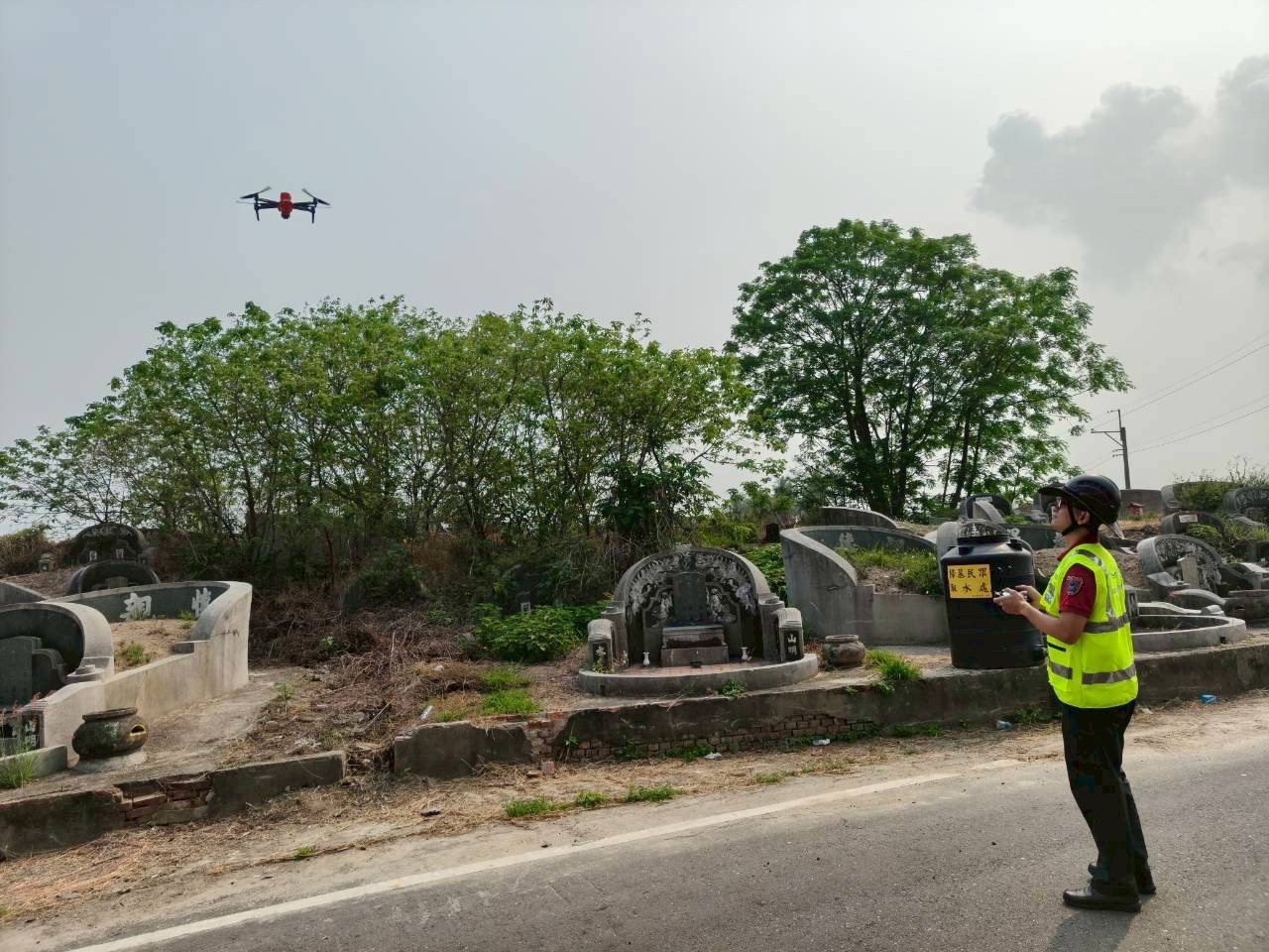 南山公墓查獲棄置廢棄物 依法究辦