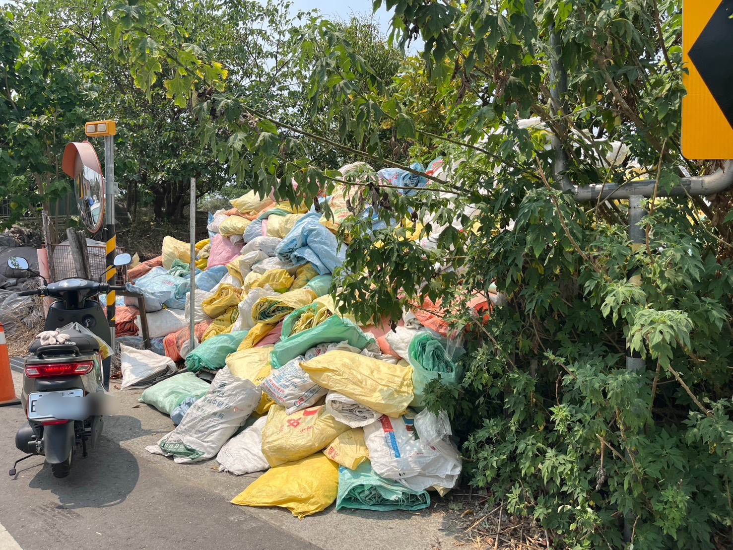 南山公墓發現棄置廢棄物 台南市府將依法處理