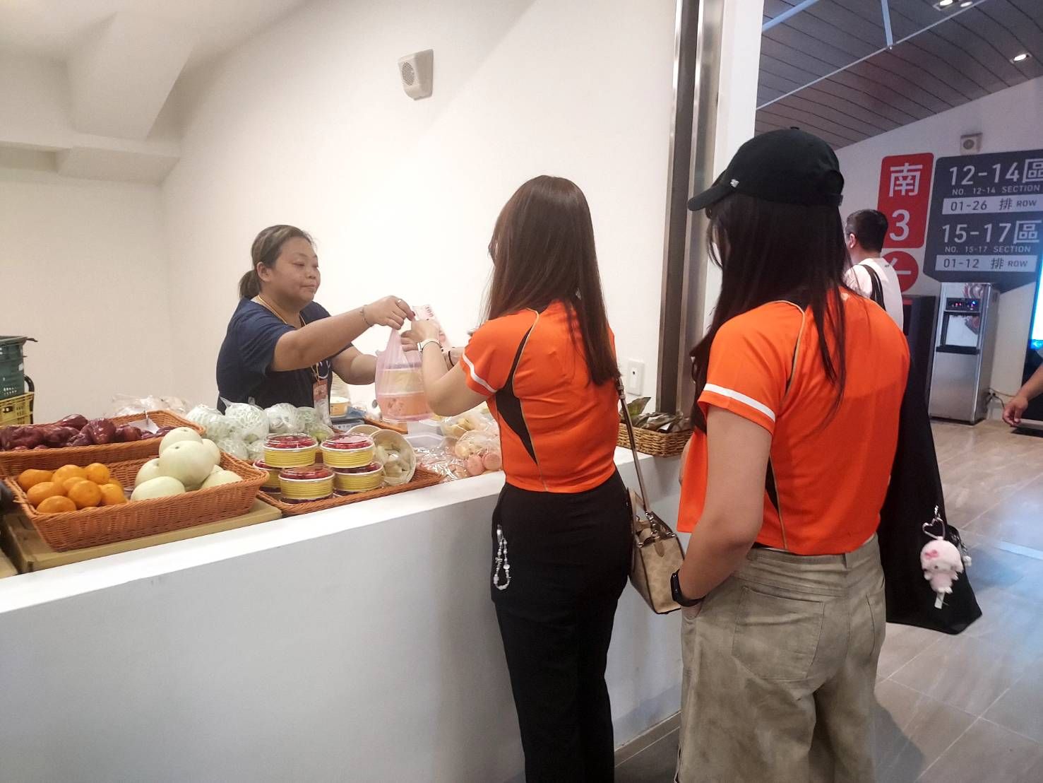 臺南亞太國際棒球訓練中心開幕戰登場 農業局攜手農會與青農 推廣在地農漁特產