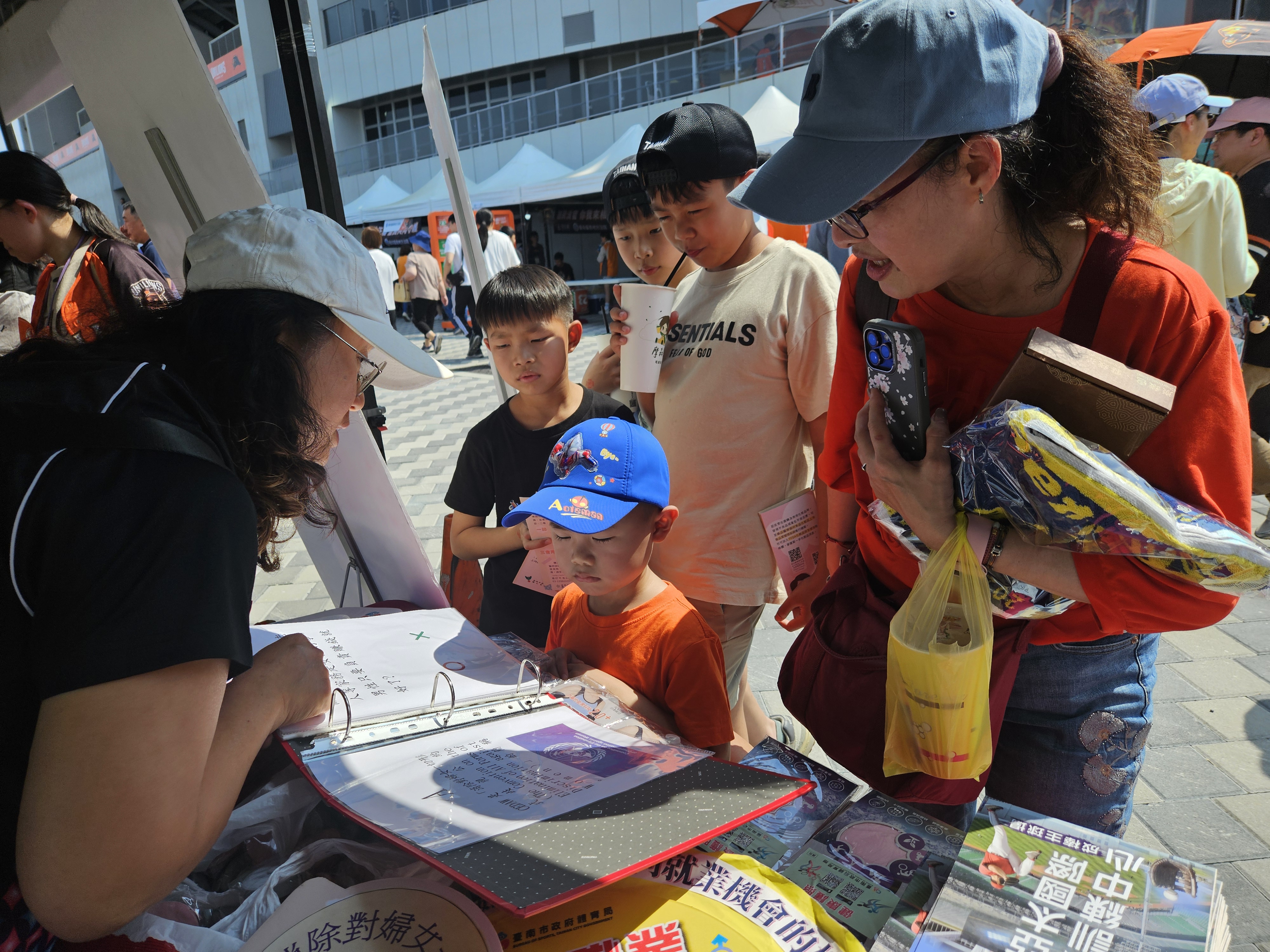 領航、強棒出擊！–臺南市政府結合亞太成棒主球場中職開幕賽辦理「專業倫理 誠信觀念」宣導活動