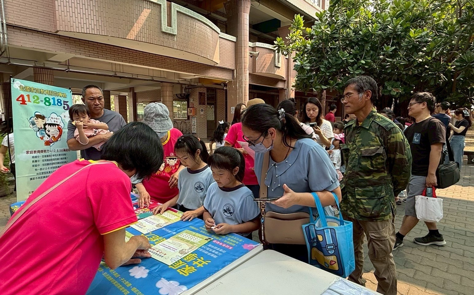 台南市家庭教育中心擴大宣導，深入村里鄰，與志工合作深耕幸福家庭教育