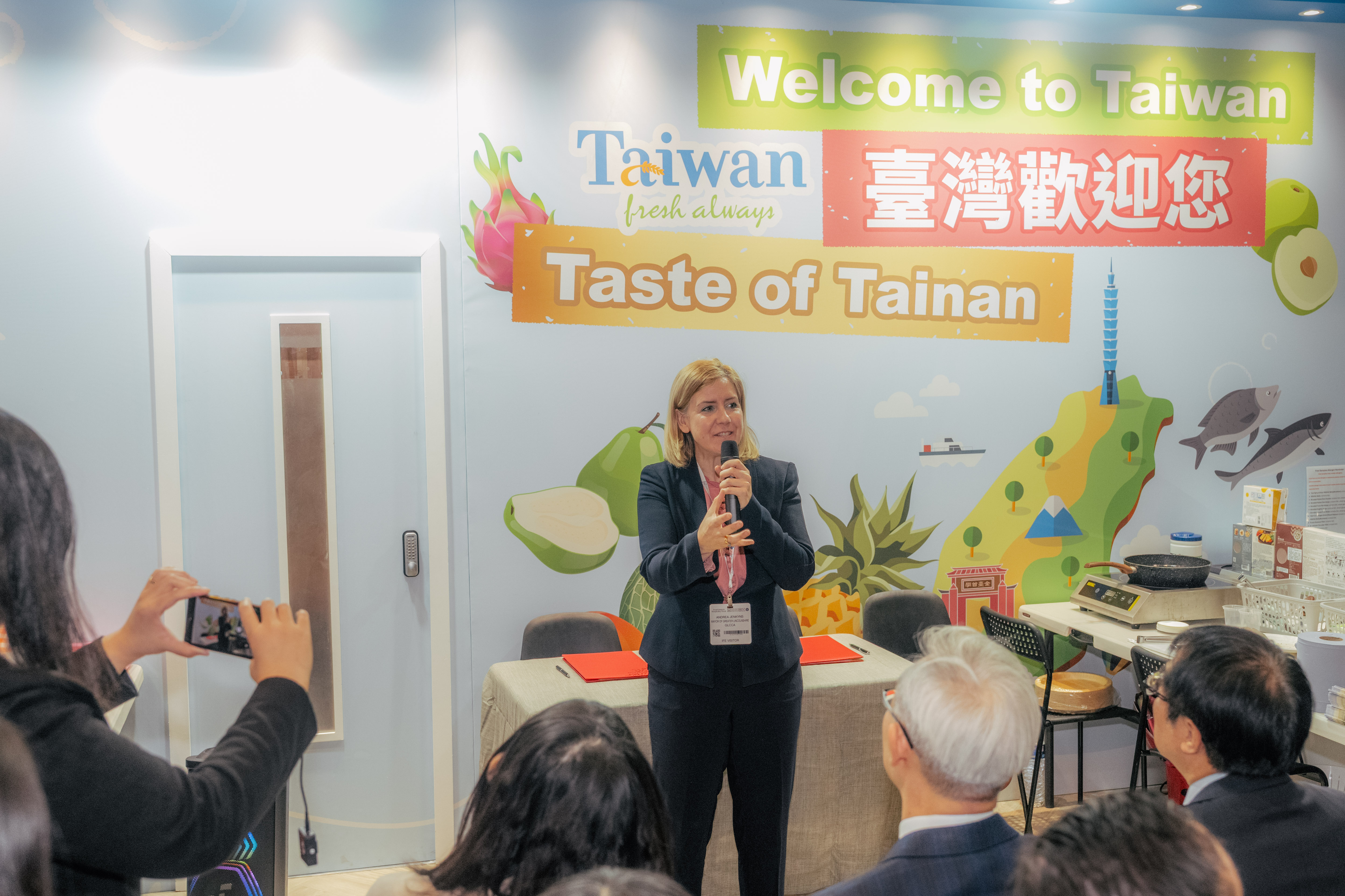 黃偉哲四天來回快閃倫敦 率台南隊進軍英國食品展