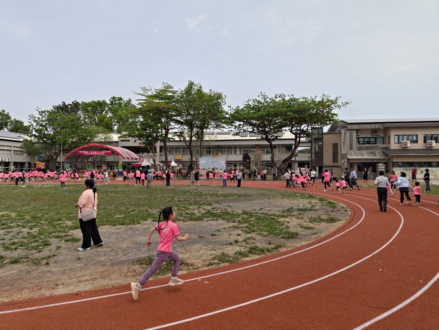 南化國小新設PU跑道正式啟用　挹注860萬打造安全永續優質運動場域