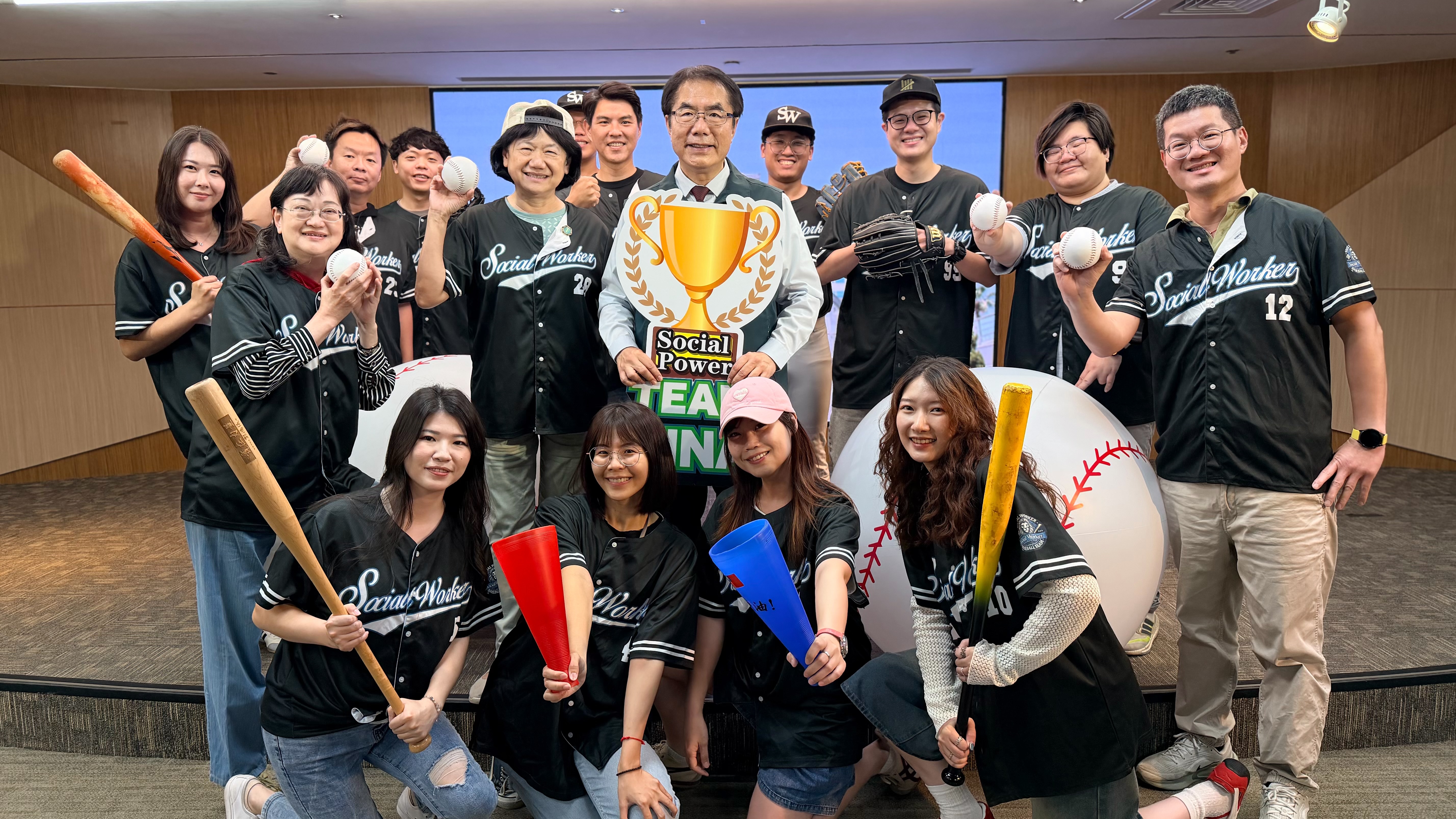 「守備城市每一個角落」黃偉哲感謝社工專業攜手打造溫暖安全網