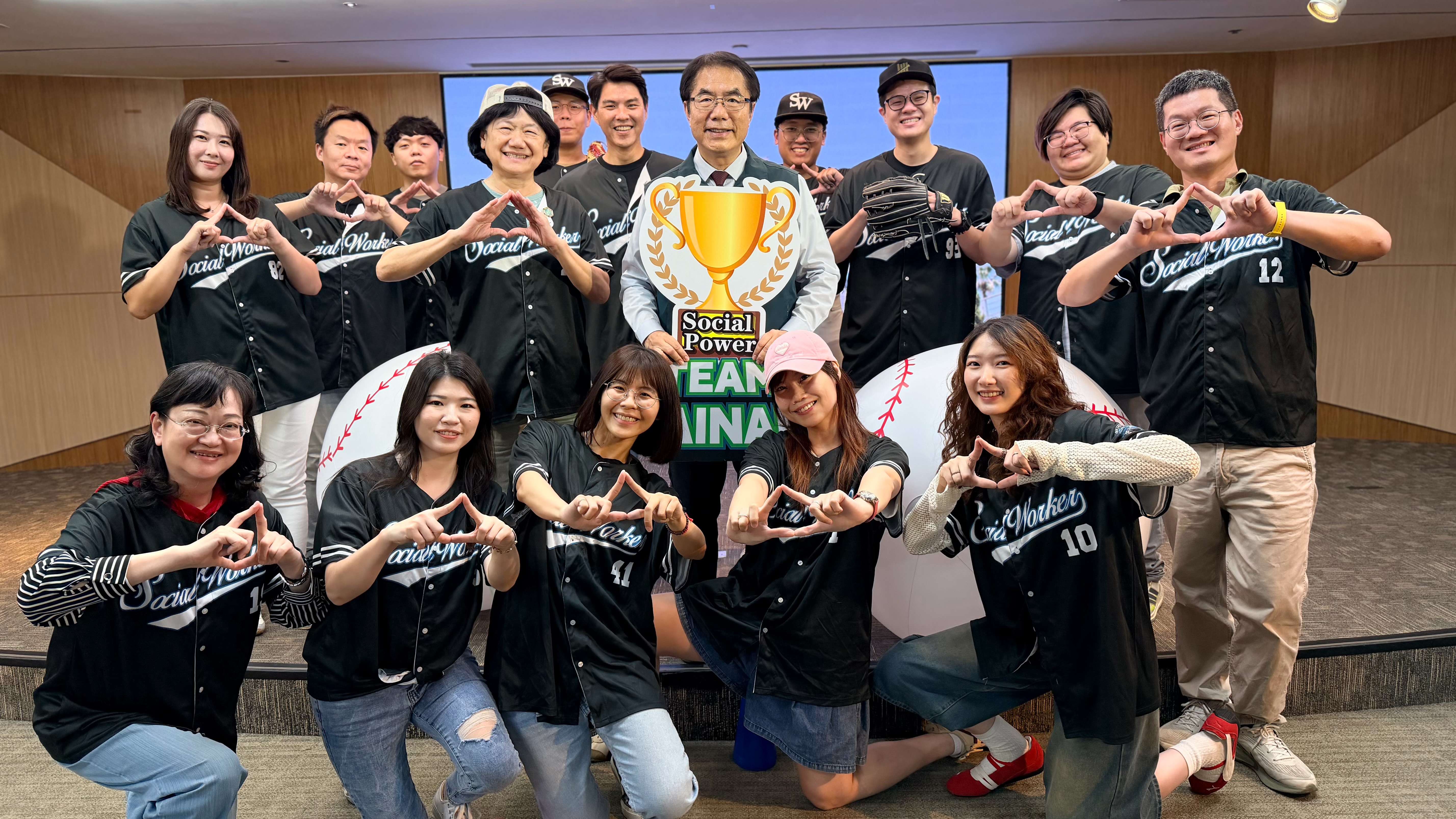 「守備城市每一個角落」黃偉哲感謝社工專業攜手打造溫暖安全網