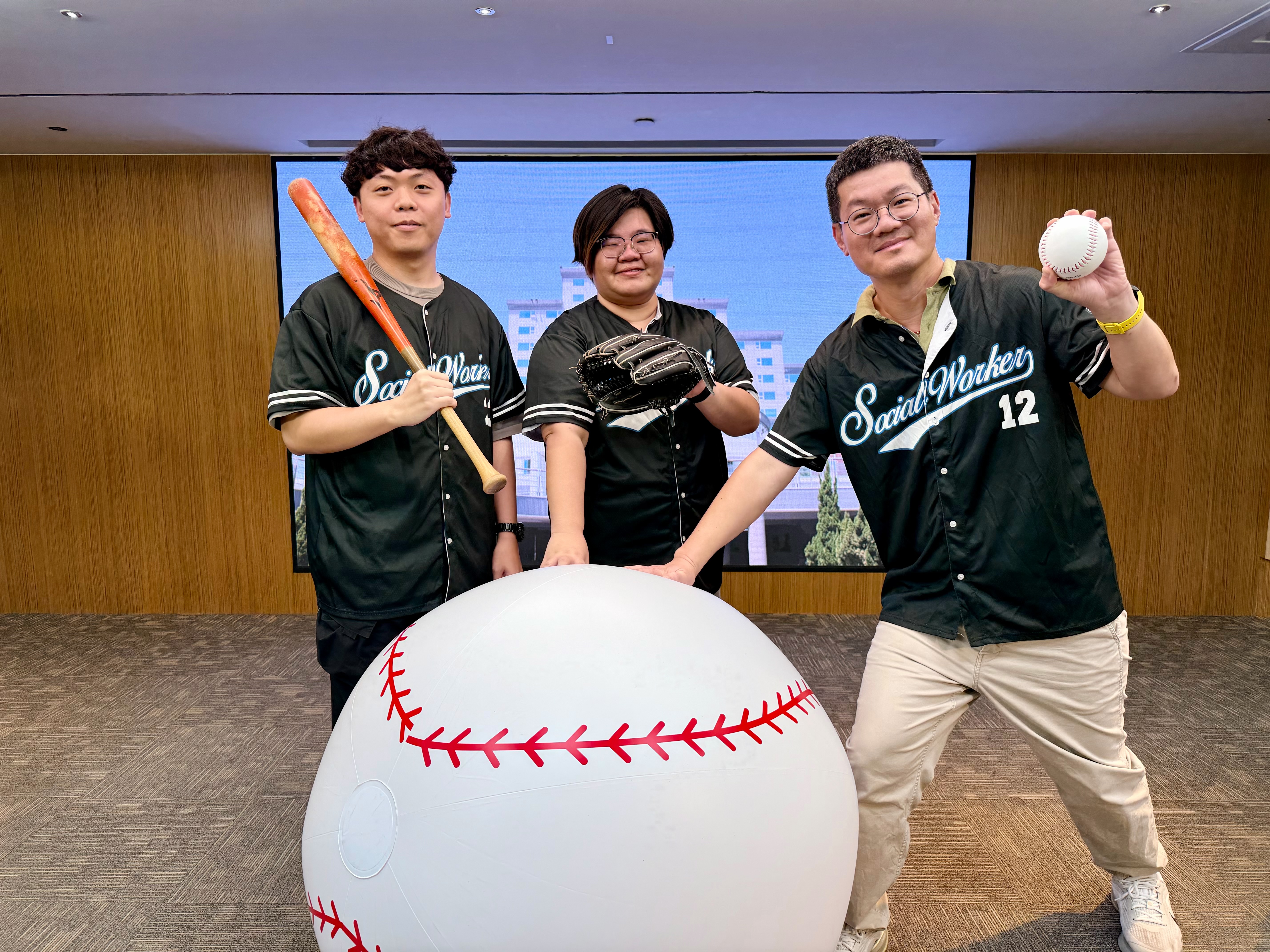 「守備城市每一個角落」黃偉哲感謝社工專業攜手打造溫暖安全網