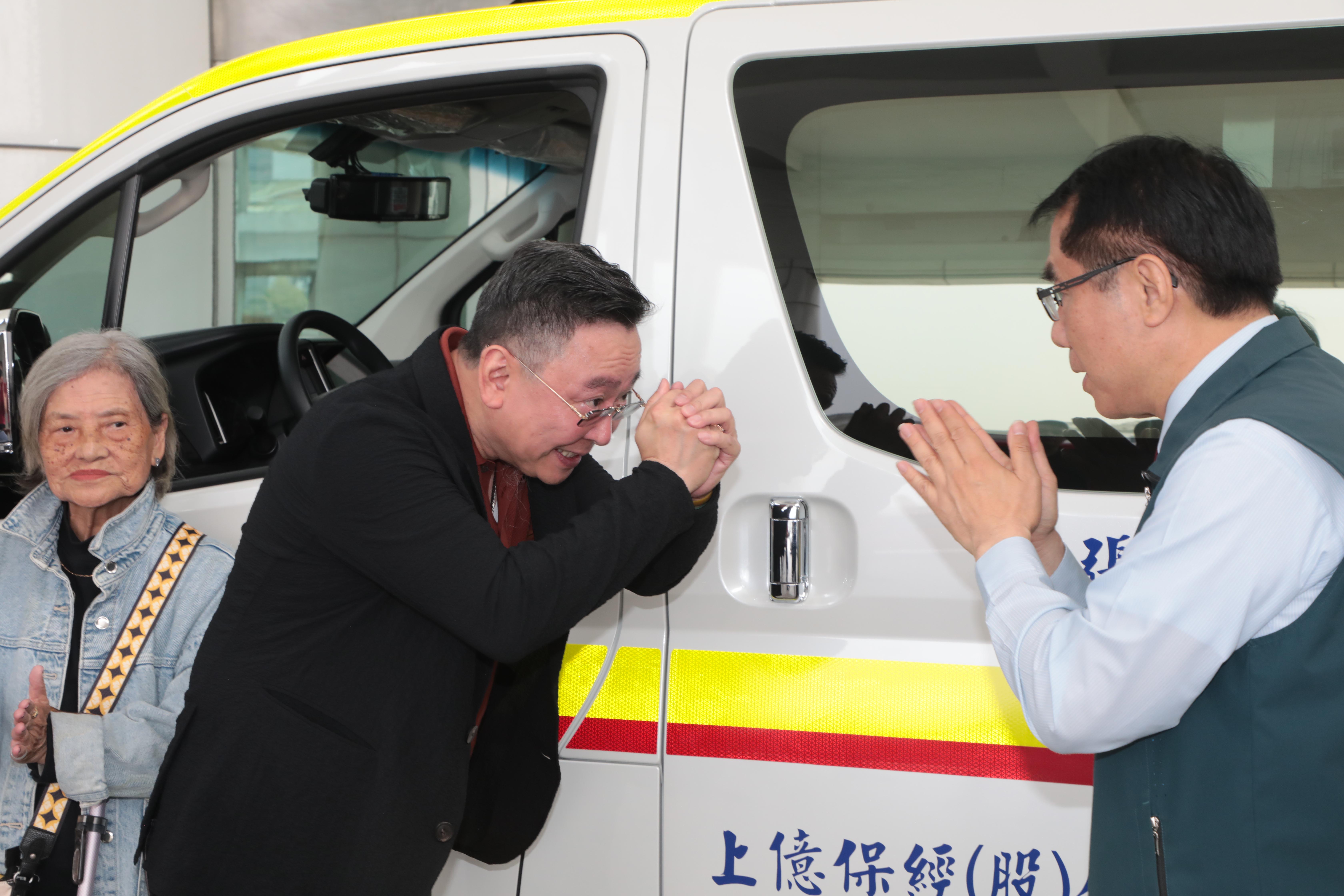 市民稅承國熱心公益再捐第4部救護車  黃偉哲：延續20年大孝及大愛令人感動