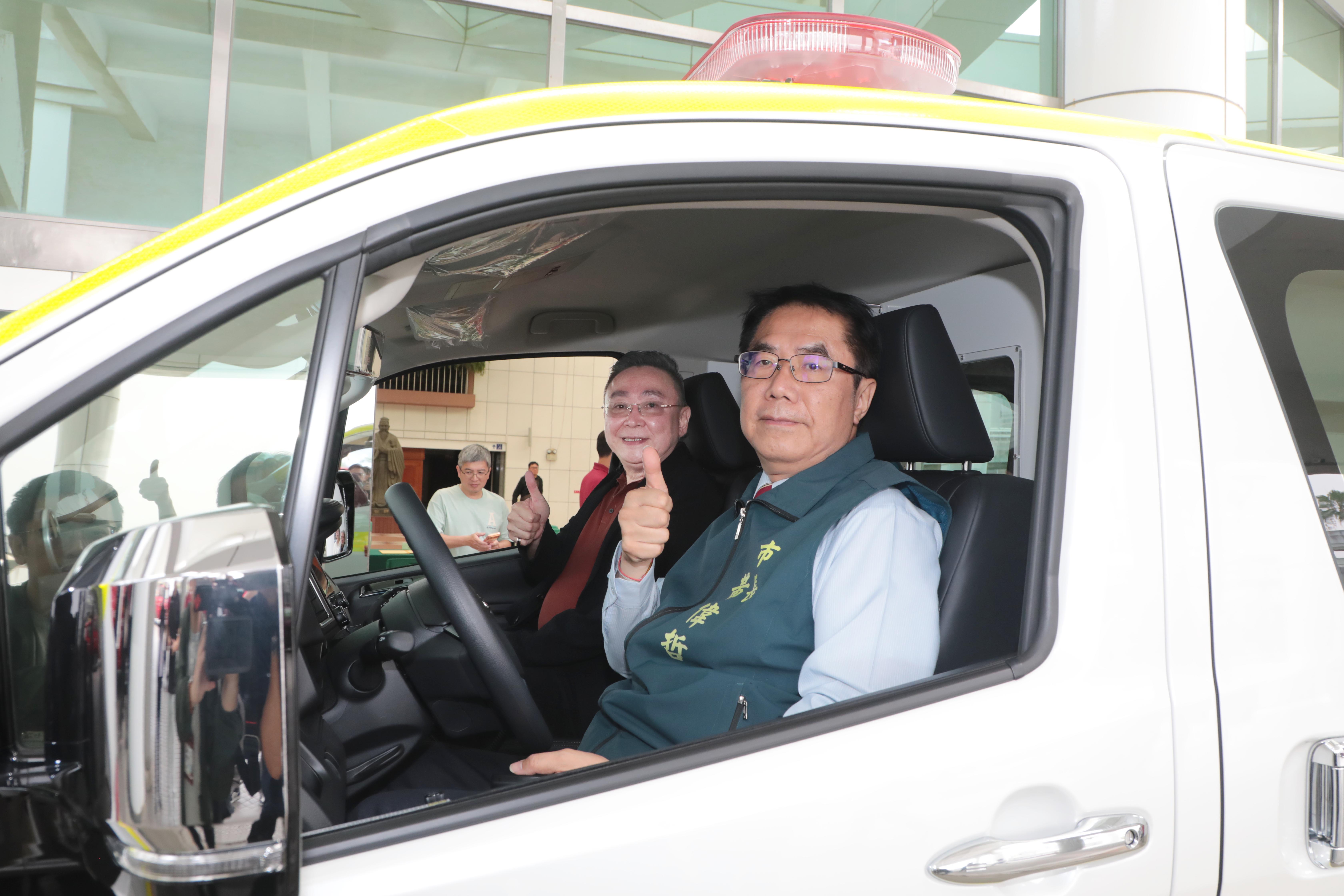 市民稅承國熱心公益再捐第4部救護車  黃偉哲：延續20年大孝及大愛令人感動