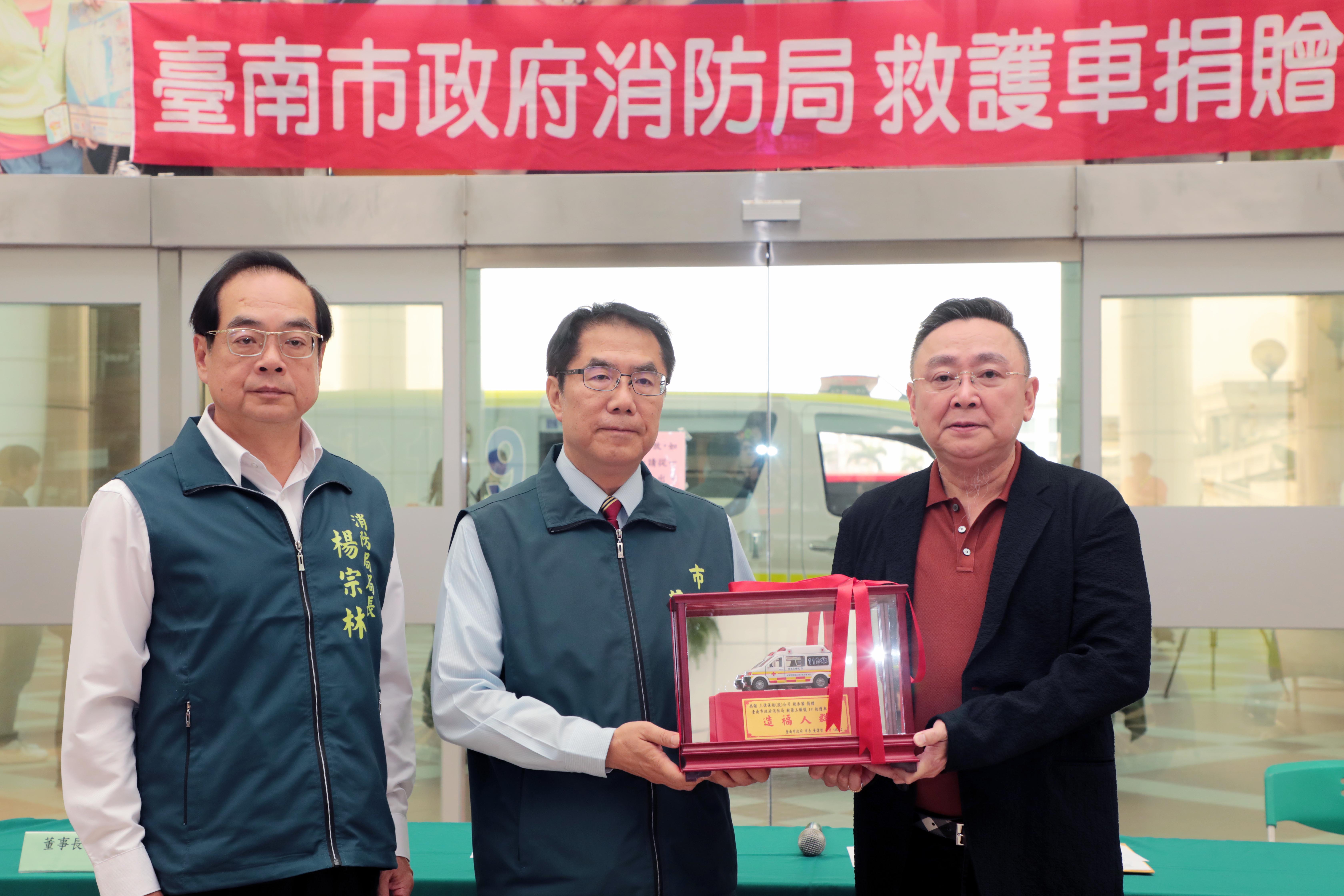 市民稅承國熱心公益再捐第4部救護車  黃偉哲：延續20年大孝及大愛令人感動