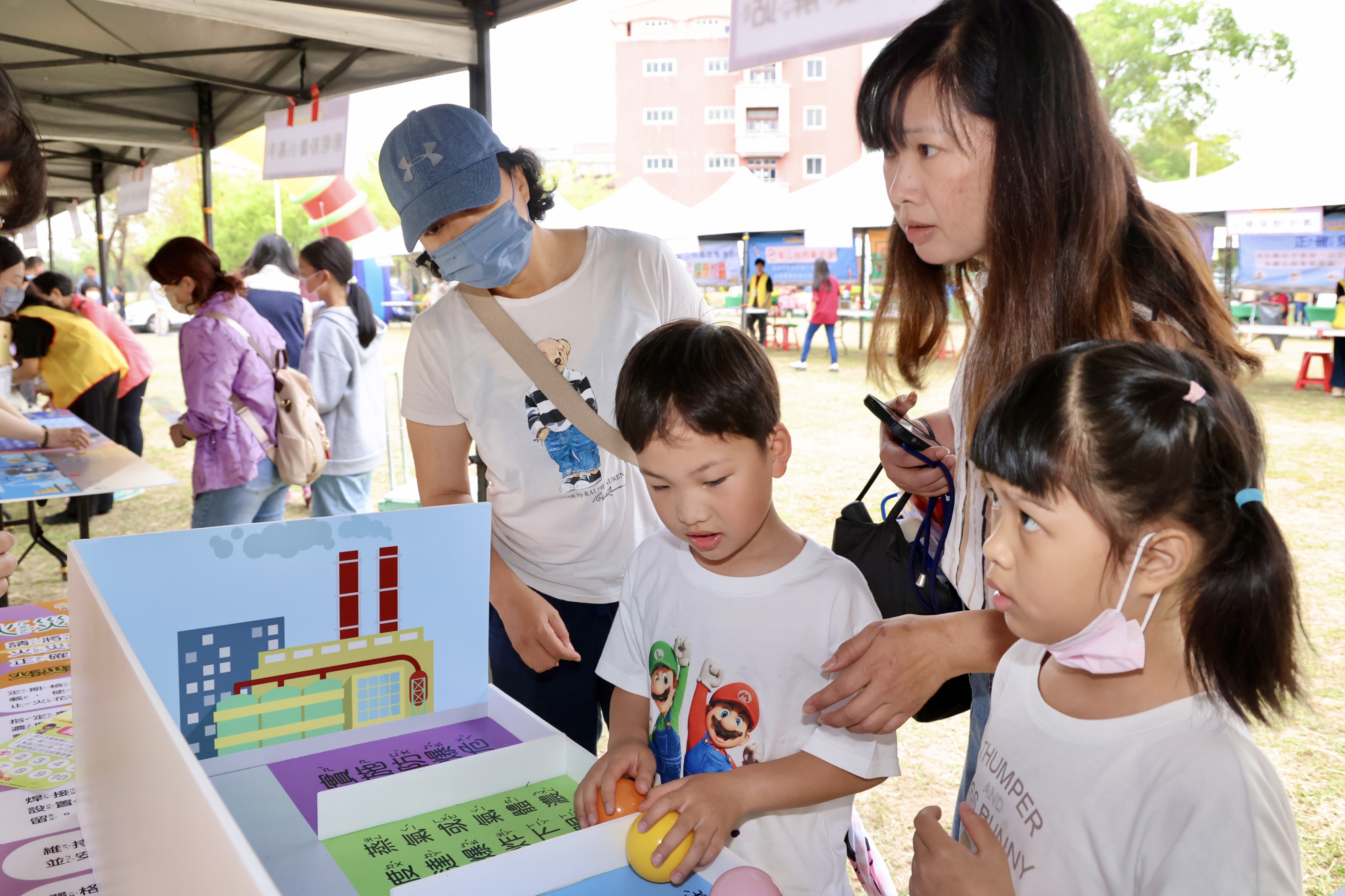 曾文市政園區舉辦職安闖關活動親子同樂 黃偉哲與市民歡慶兒童節