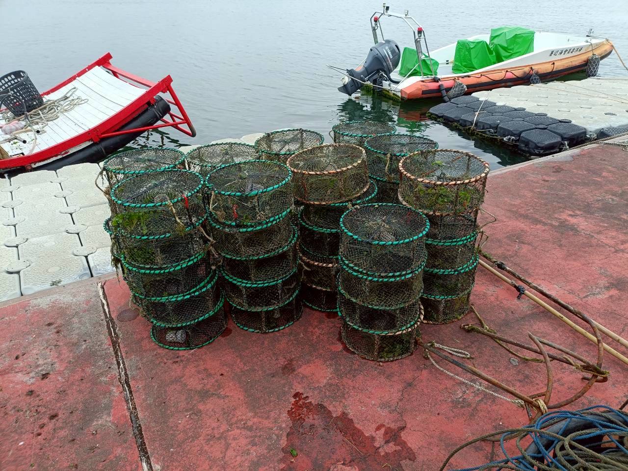 假日不打烊 台南海域取締非法漁業扣留漁具招領