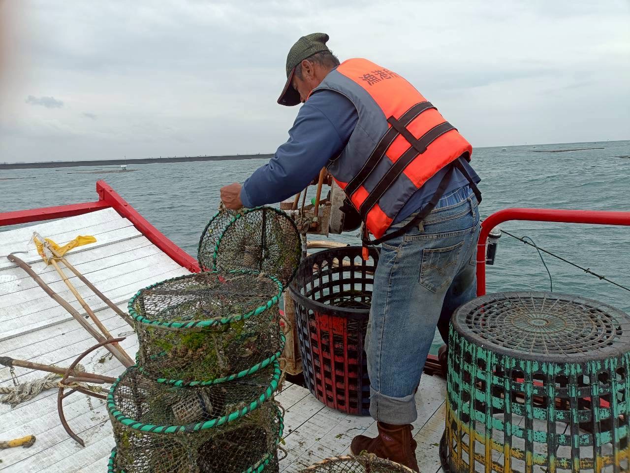 假日不打烊 台南海域取締非法漁業扣留漁具招領