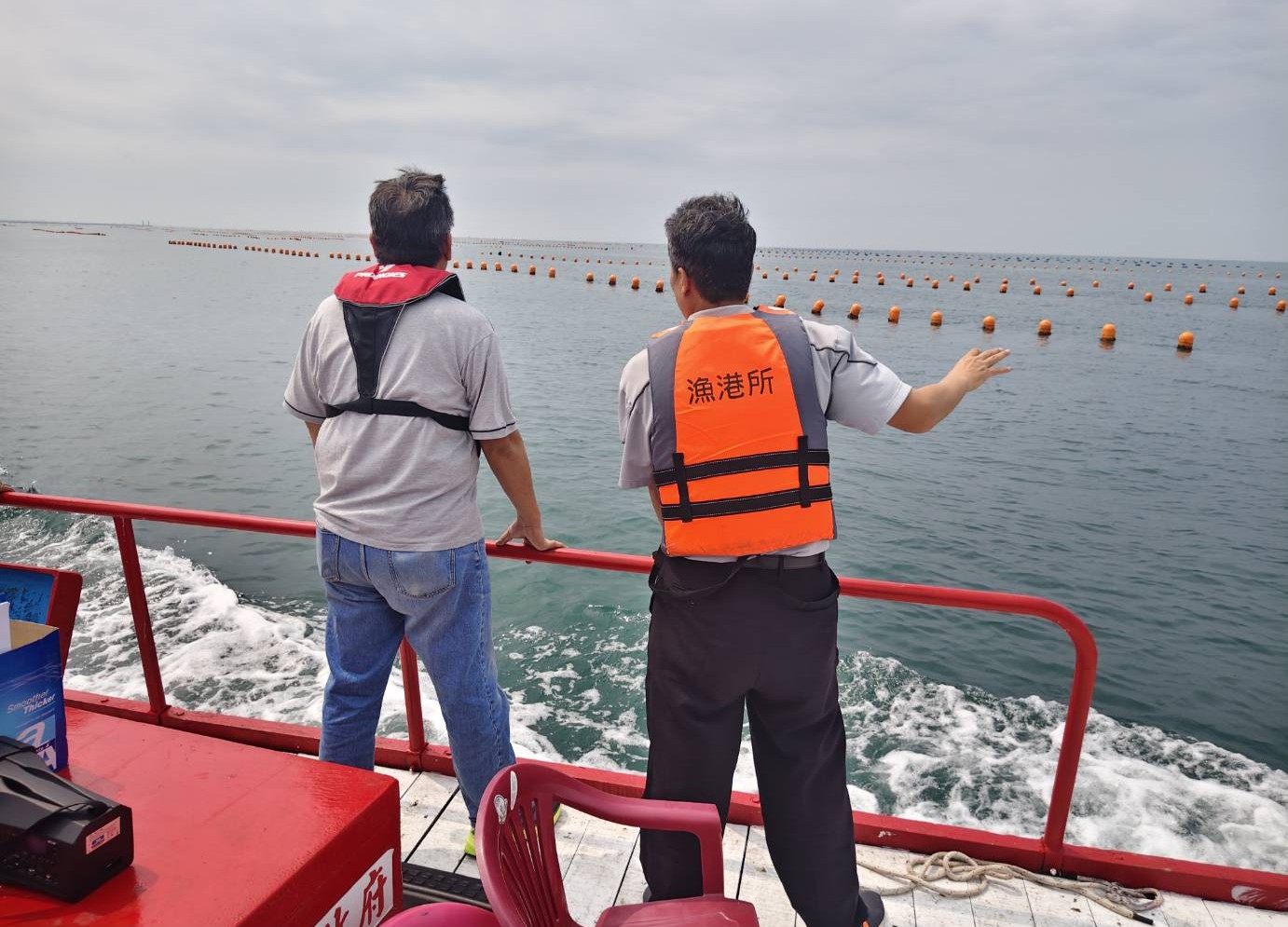 黃偉哲關心牡蠣養殖產業 推動蚵棚與保麗龍浮具改善方案