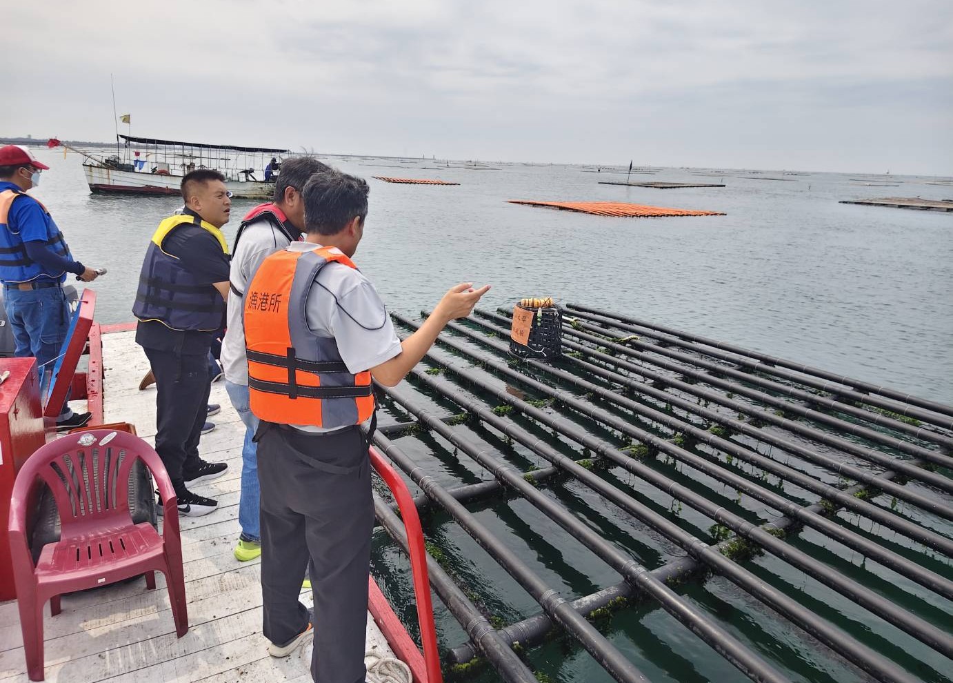 黃偉哲關心牡蠣養殖產業 推動蚵棚與保麗龍浮具改善方案