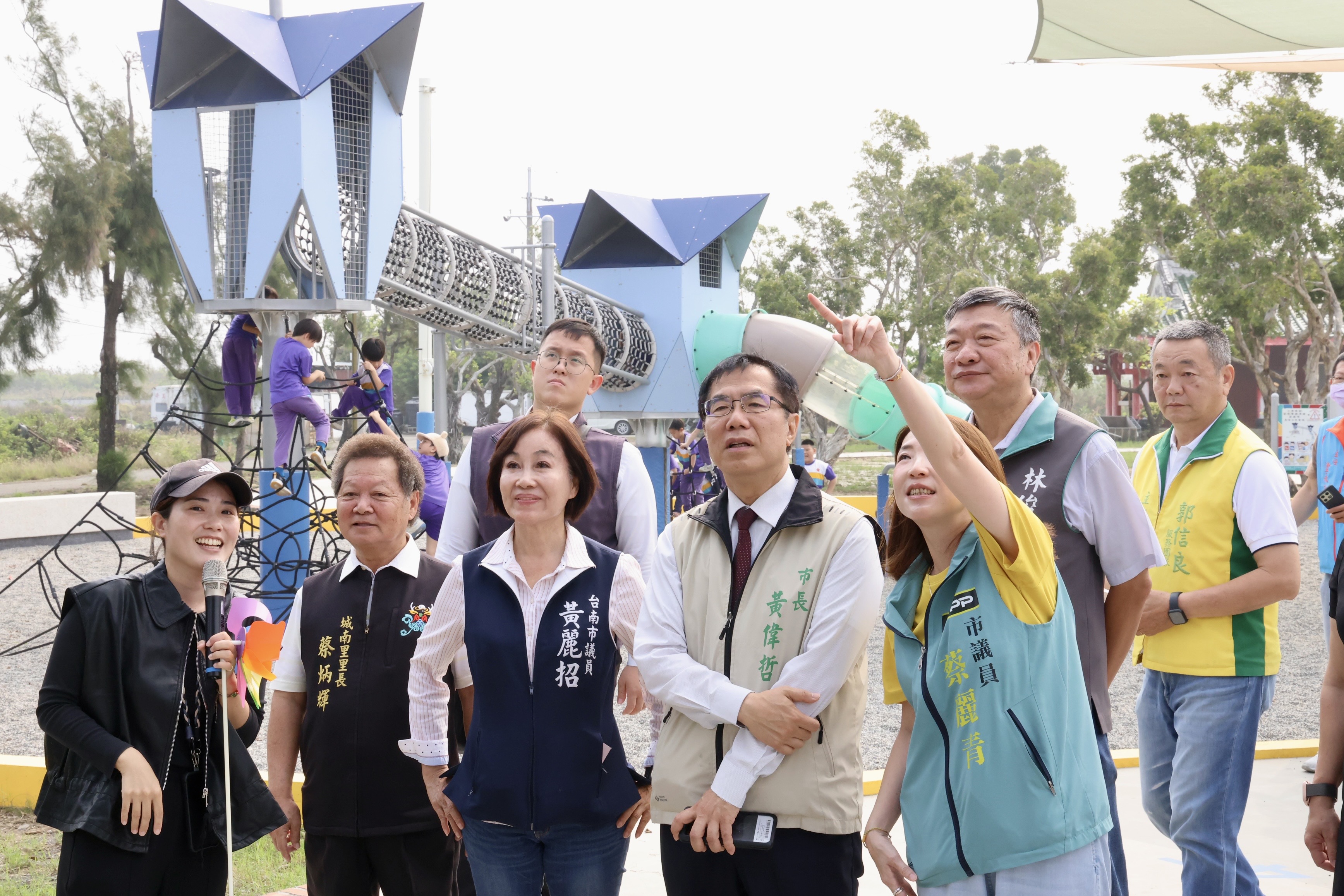 黃偉哲帶領兒童體驗安南區鄭成功紀念公園新遊具 打造寓教於樂亮點
