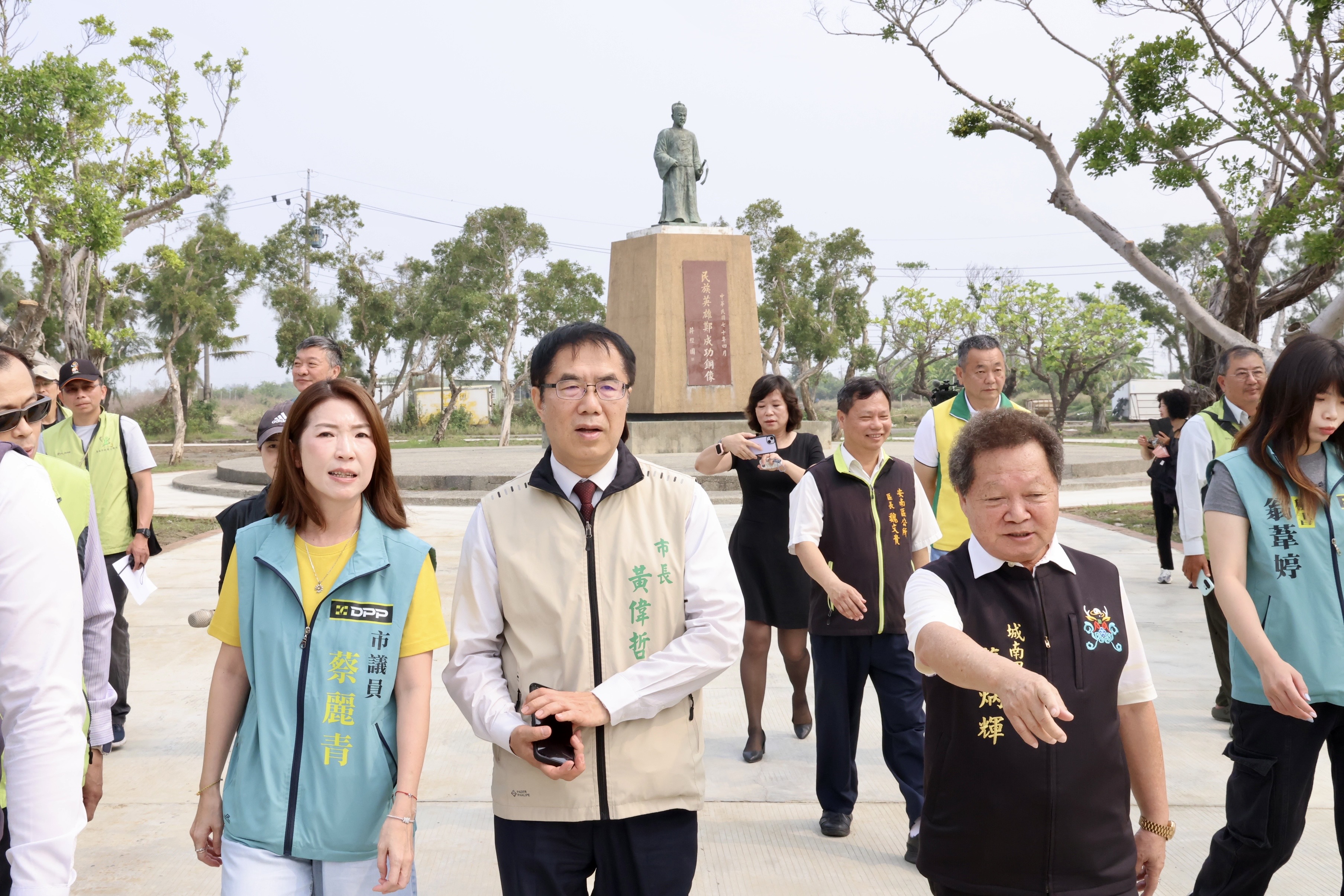 黃偉哲帶領小朋友開箱鄭成功紀念公園新遊具  打造安南區寓教於樂新亮點