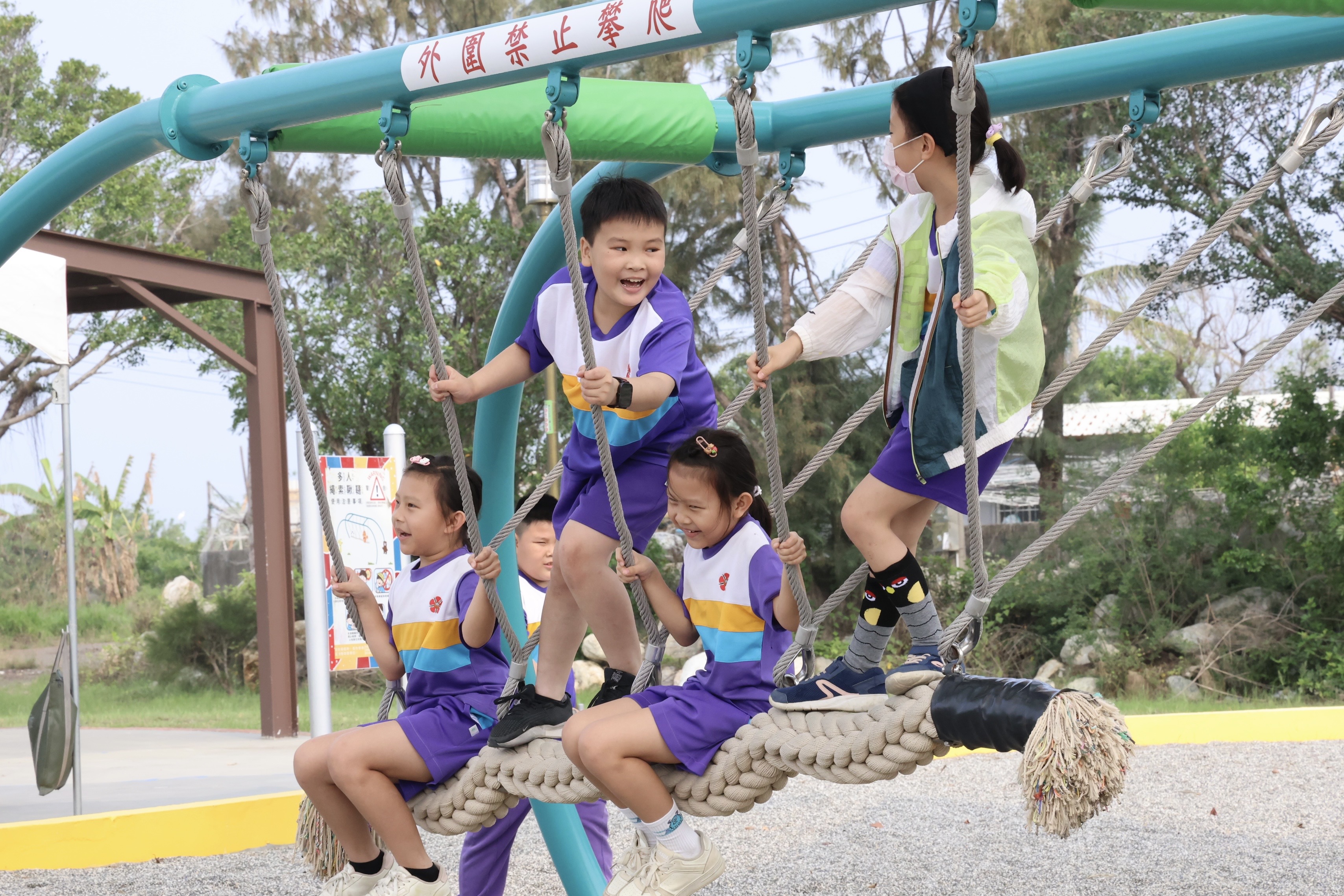 黃偉哲帶領小朋友開箱鄭成功紀念公園新遊具  打造安南區寓教於樂新亮點