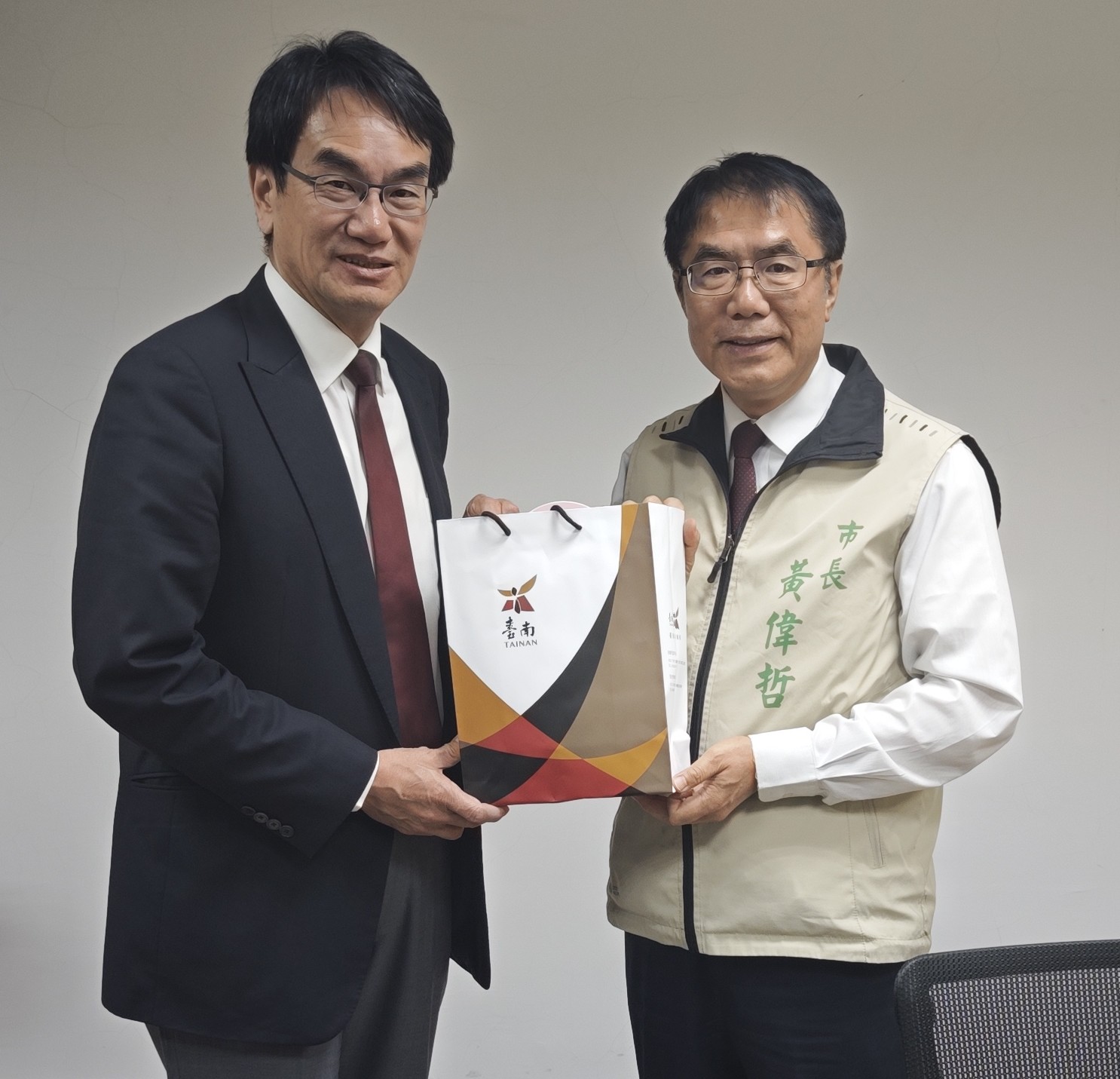 數發部長林宜敬南下拜會黃偉哲市長 攜手強化公務治理效率