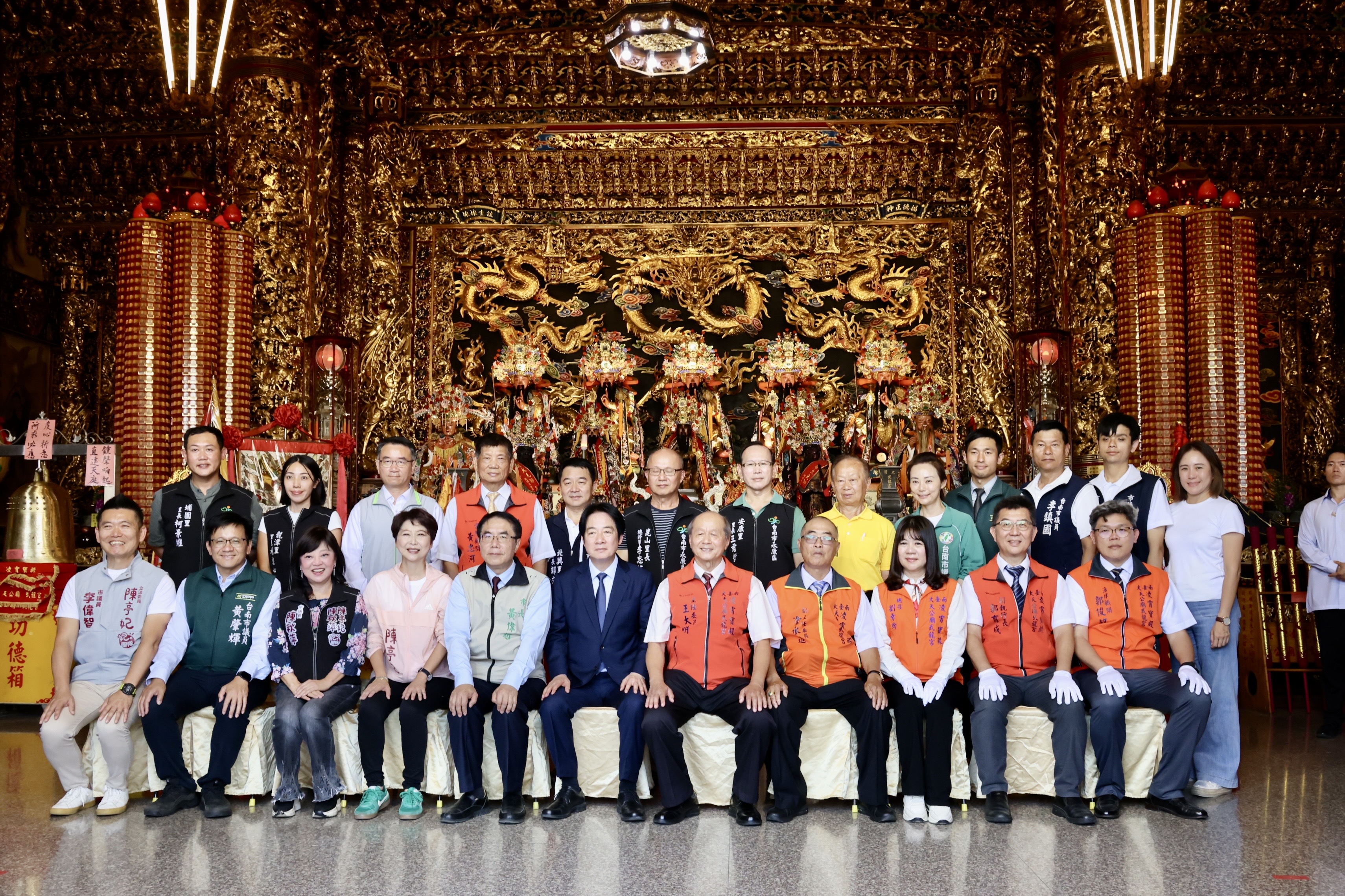 賴總統西來庵、武龍宮、武德宮參拜 贈匾額 黃偉哲陪同祈福國泰民安
