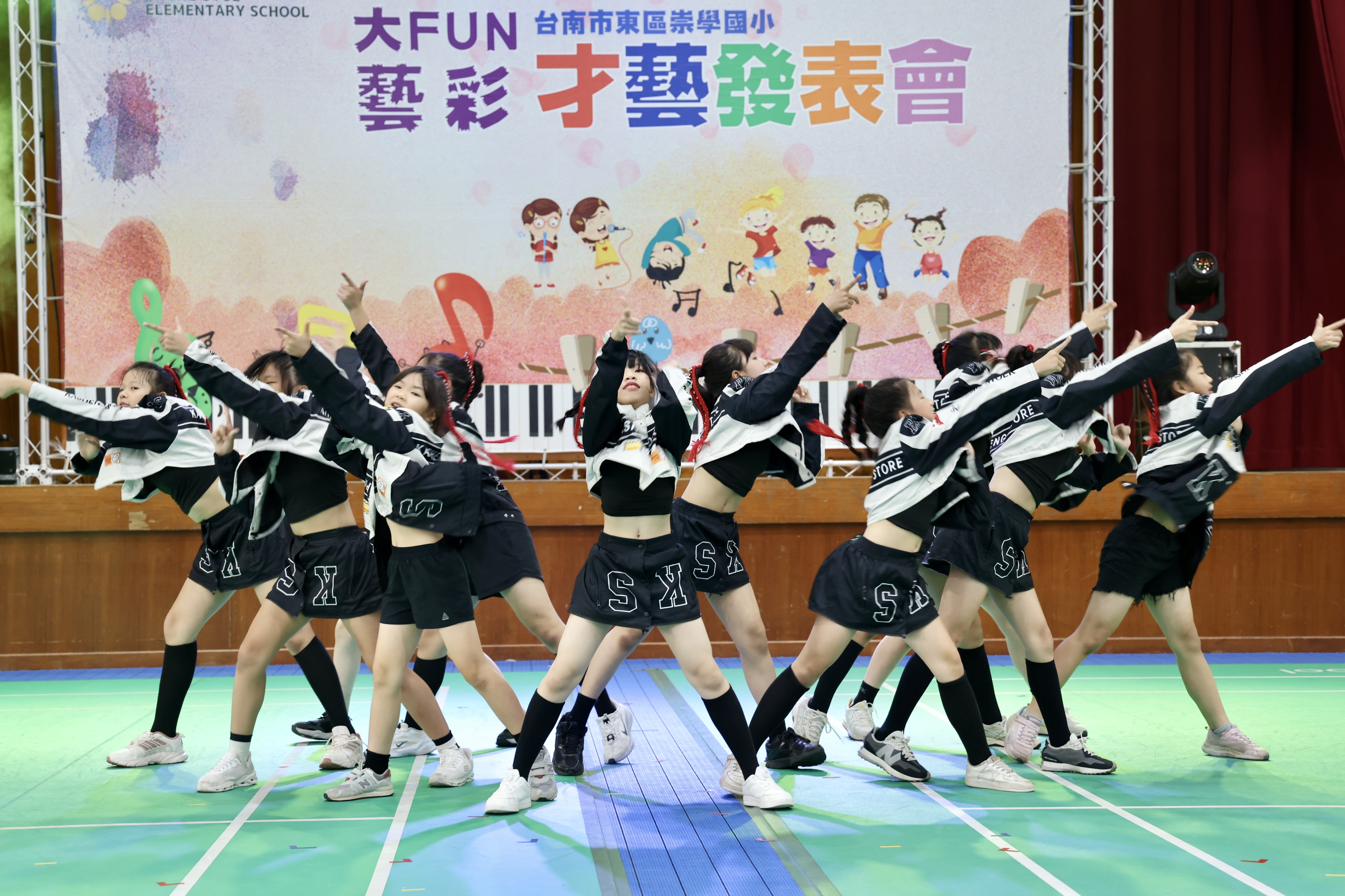 舞台就是孩子的世界！崇學國小才藝發表會閃耀登場 黃偉哲驚豔肯定