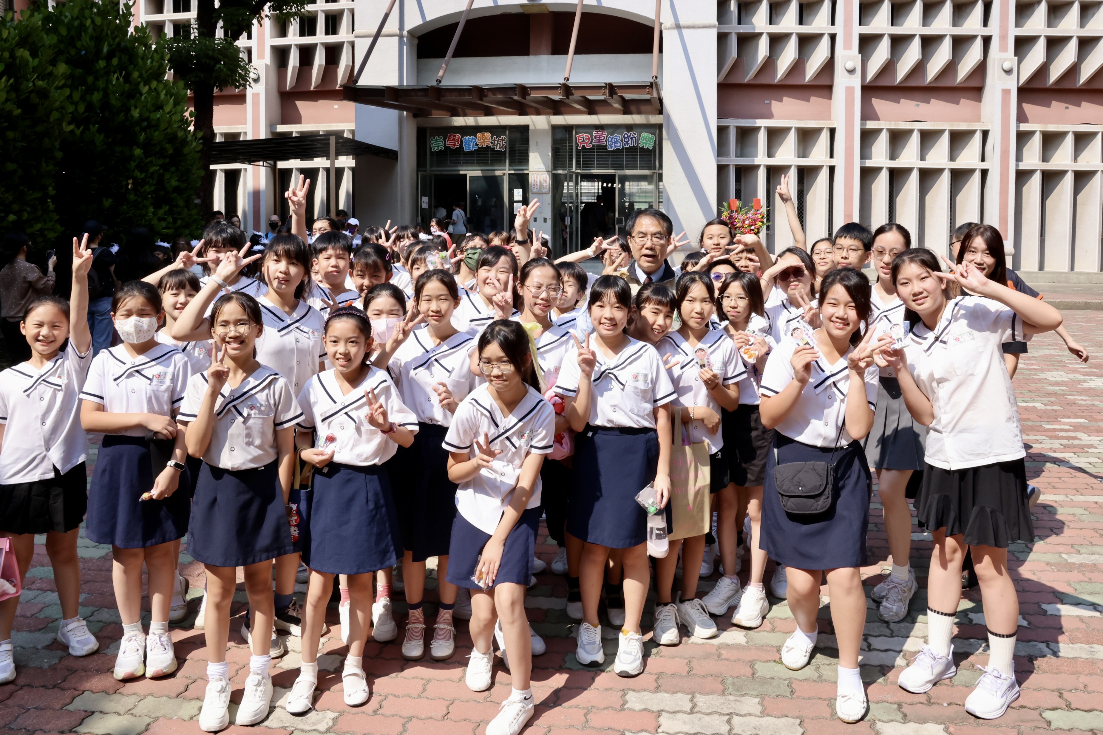 舞台就是孩子的世界！崇學國小才藝發表會閃耀登場 黃偉哲驚豔肯定