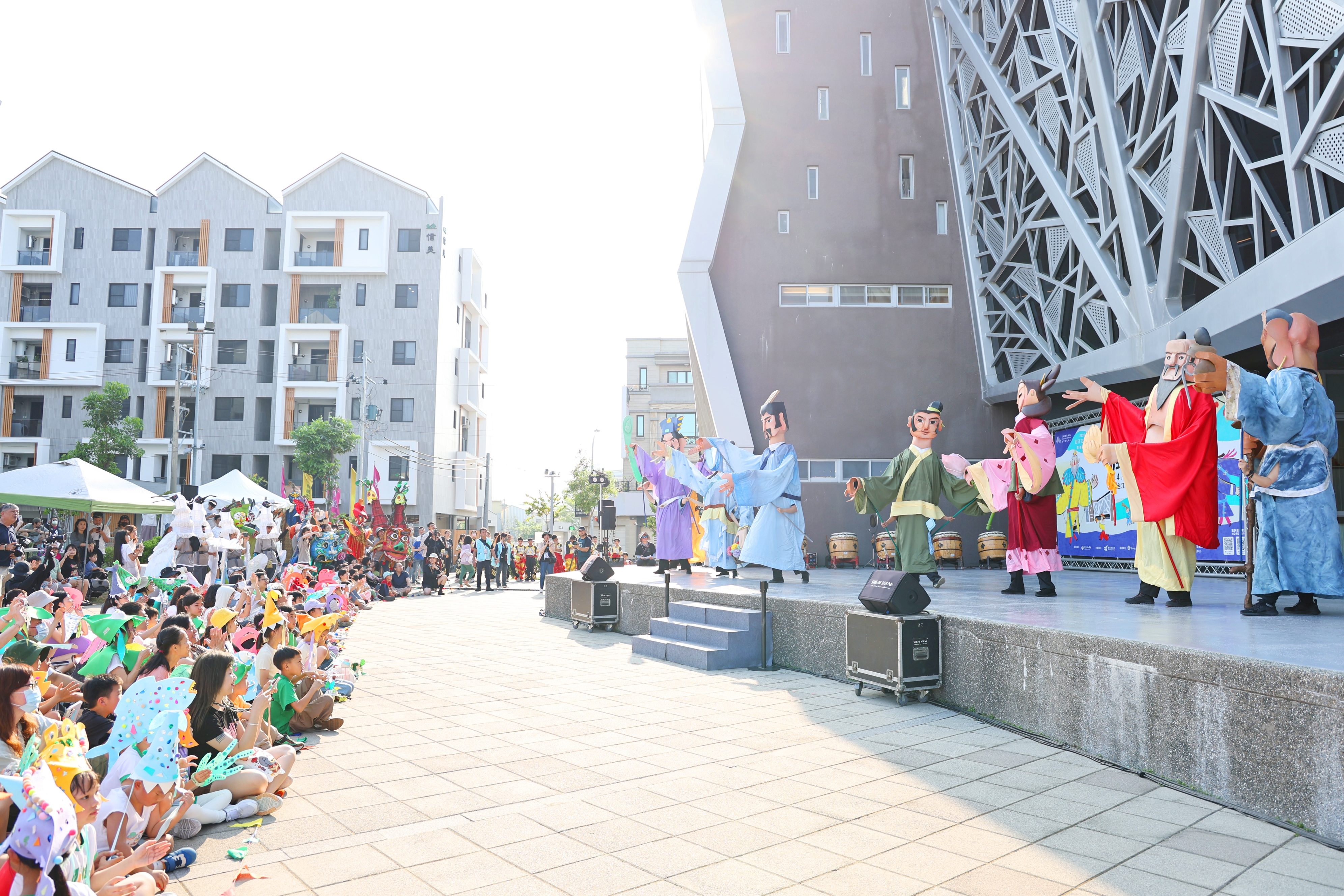 大仙神偶踩街庄頭沸騰 2026台江文化季慶開幕 黃偉哲邀您一起參加「內海派對‧庄頭看戲」