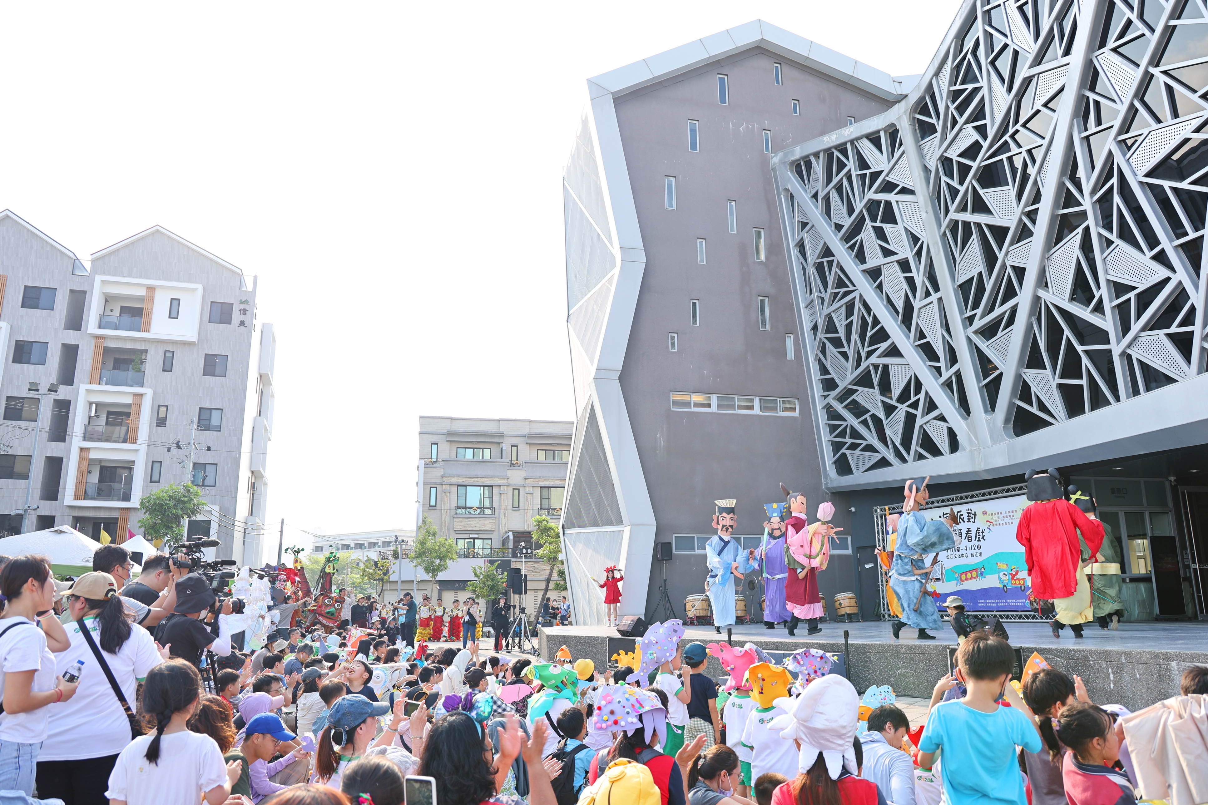 大仙神偶踩街庄頭沸騰 2026台江文化季慶開幕 黃偉哲邀您一起參加「內海派對‧庄頭看戲」