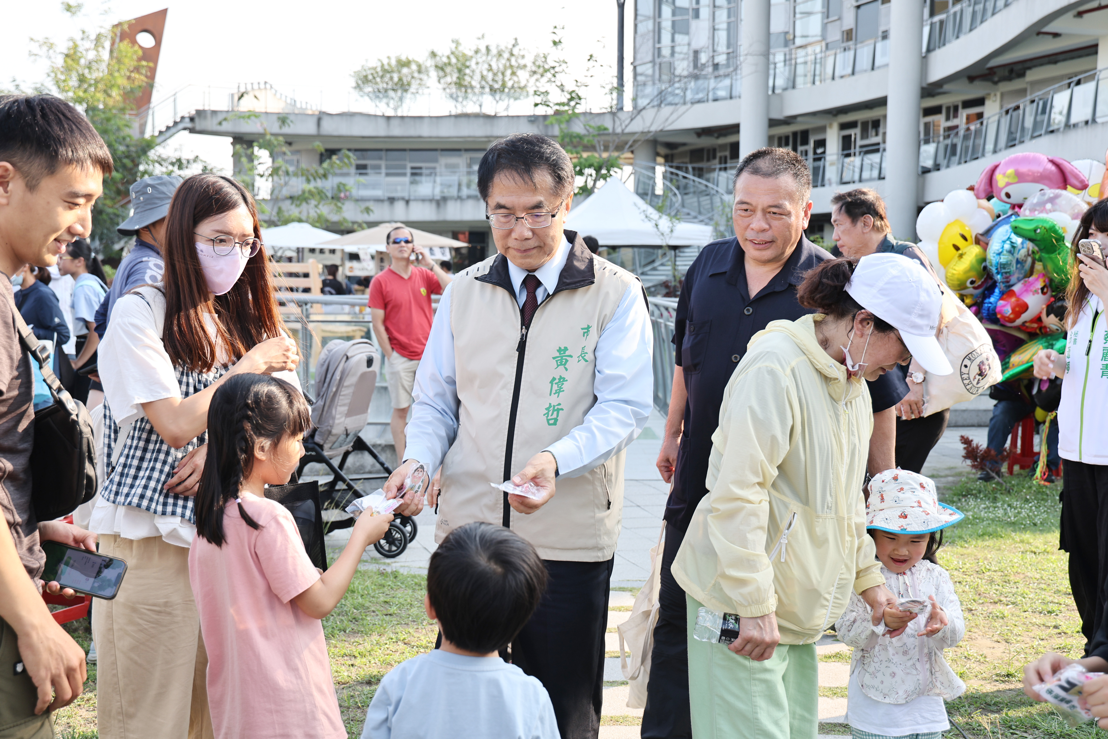 大仙神偶踩街庄頭沸騰 2026台江文化季慶開幕 黃偉哲邀您一起參加「內海派對‧庄頭看戲」